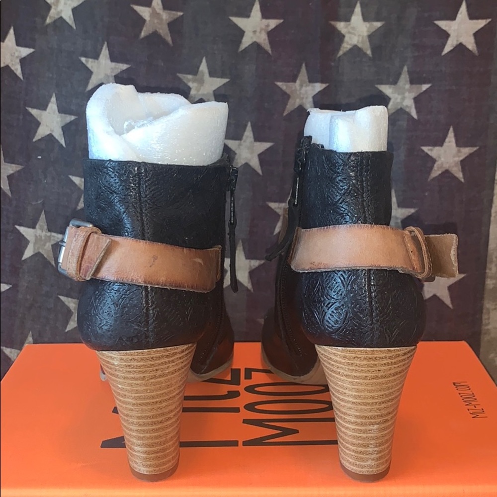 🖤Miz Mooz Black Tooled  Leather Wedge Booties🖤 - Picture 4 of 8